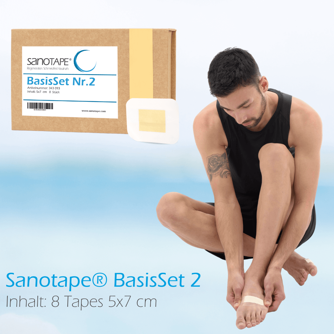 Sanotape Basisset 2 Mann klebt sich Sanotape auf den Fuß