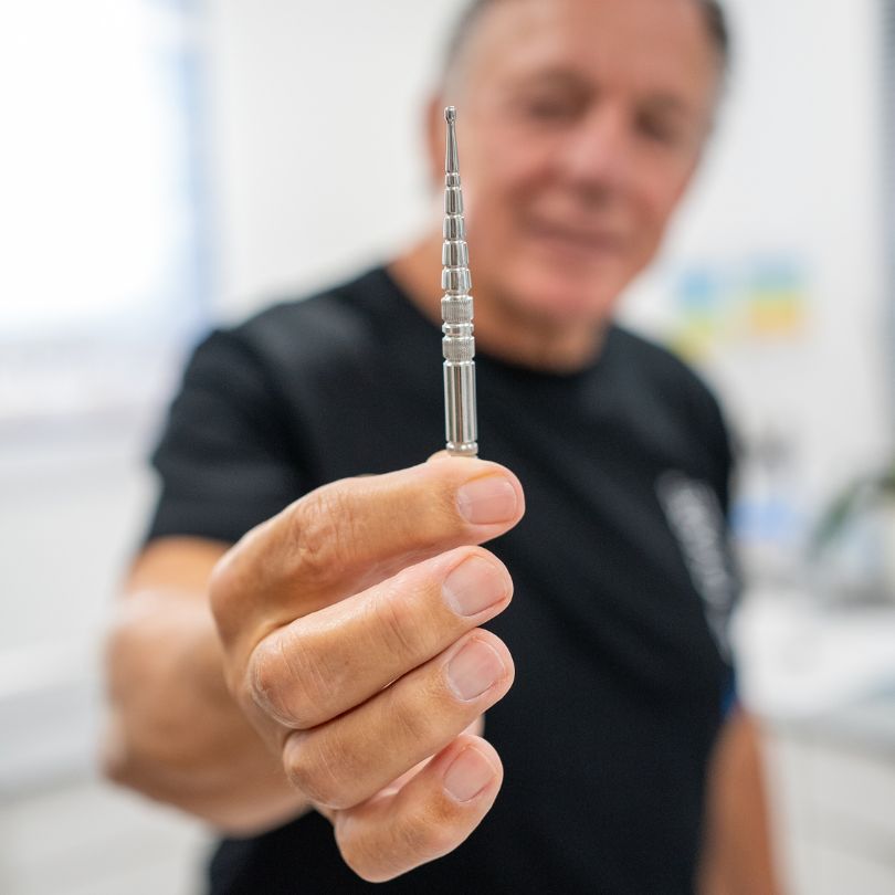 Der Reha-Experte empfiehlt diesen Meridianstift.