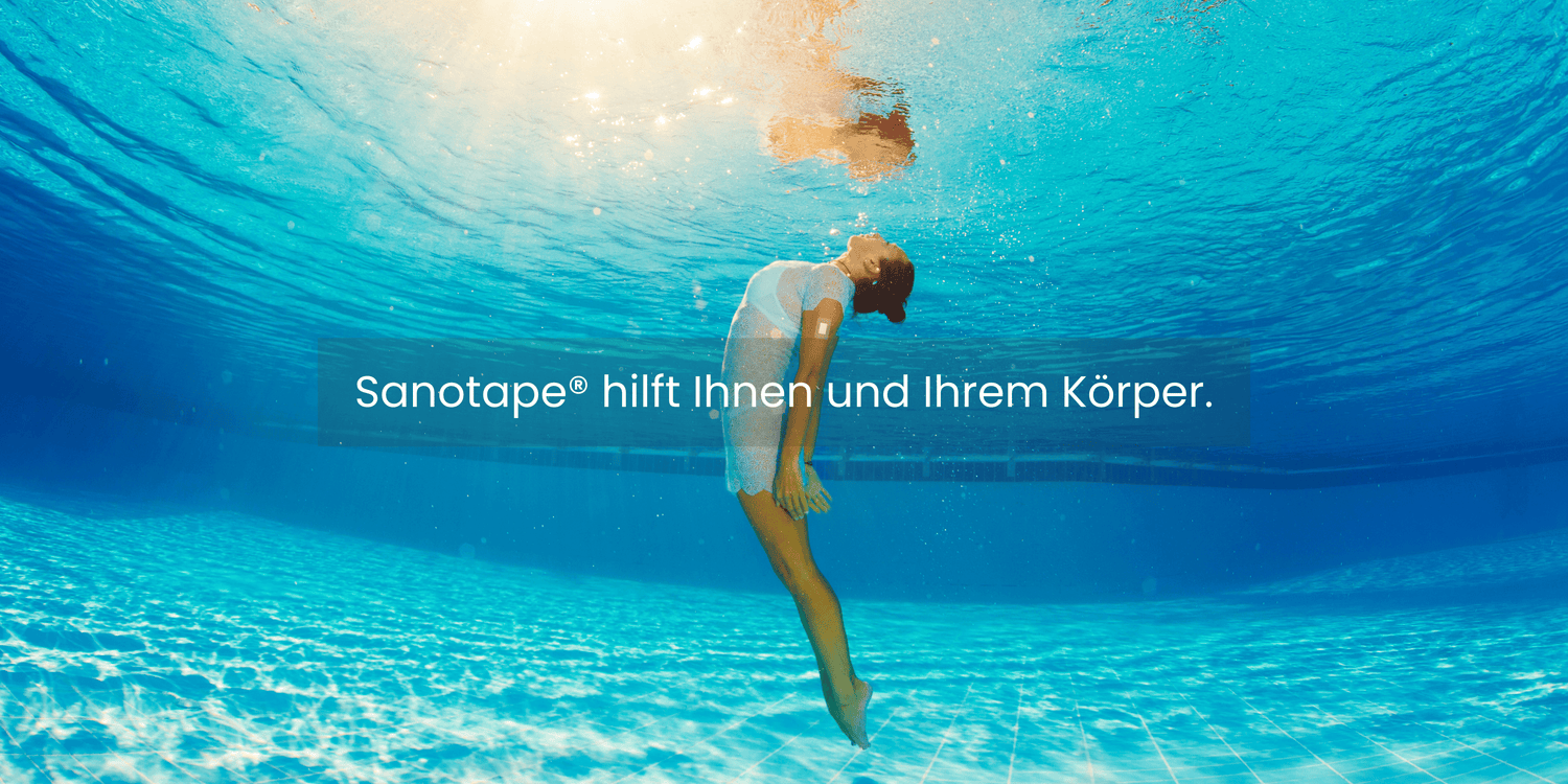 Frau schwimmt unter Wasser auf Ihrer Schulter klebt ein Sanotape